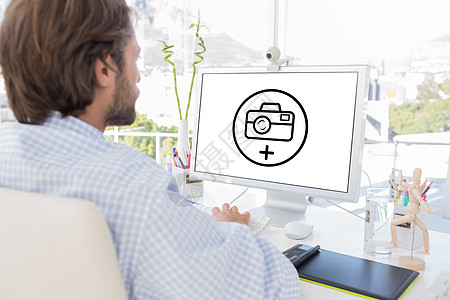 电脑桌图标在他的电脑上工作的捕食者的复合图像技术下载商业计算电脑显示器屏幕创造力平面设计师机构背景