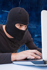 使用膝上型电脑的蒙面人技术笔记本男人蓝色面具手套数据科技男性界面背景图片