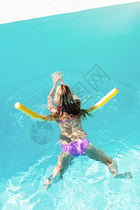 在游泳池中游泳的妇女女性房子闲暇沙滩阳光假期水池晴天池面享受图片