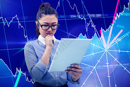 使用平板电脑的亚洲女商务人士综合图像市场沟通职场数据笔记生长眼镜休闲职业滚动图片
