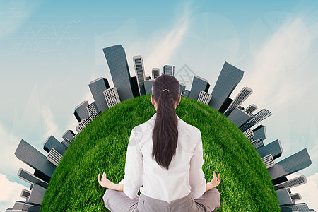 商业女商务人士坐在莲花的姿势上景观爬坡电脑职业科技蓝天黑发冥想技术女士图片