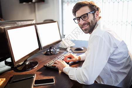 戴眼镜的商务人士笑着工作夹克公司老鼠电脑男人键盘办公室技术眼镜忧郁图片