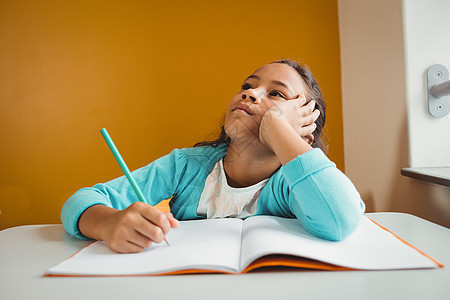 女孩在笔记本上写字学校小学早教知识写作记事本课堂学习思维桌子图片