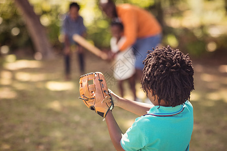 打棒球女孩家庭幸福快乐绿地享受女孩情人男性树木情怀娱乐性公园感情背景