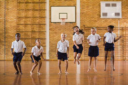 学生在体育馆跳跃的学生群体童年运动男生游戏知识小学生班级体育木头教育图片