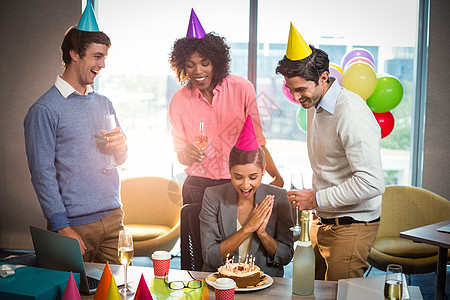 生日照片墙商业界人士庆祝生日节日酒杯办公室快乐商务同事玻璃休闲蛋糕享受女士背景