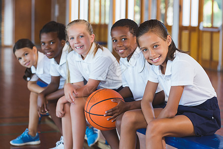 篮球法庭上小学生的肖像小学木地板闲暇学生女性运动校园同学瞳孔女学生图片