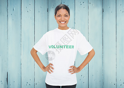 以木本为背景微笑的志愿者志愿击剑黑发道德社会粮食地面栅栏服务快乐图片