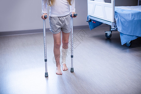 女孩在病房中带着拐杖走路女性医院互动住院休闲医疗保健疼痛医务室病人图片