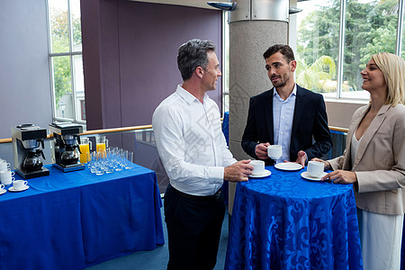 企业执行官在喝咖啡的同时相互交流 彼此互动女性习俗快乐男人研讨会会议中心管理人员桌子沟通图片