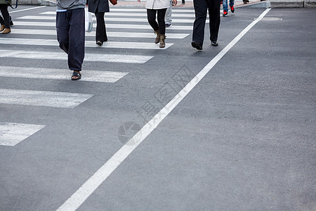 穿越公路的行人图片