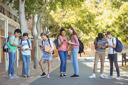 中学学校校内在路上使用移动电话的学生人数笔记本技术短信电话知识微笑互联网朋友服装教育背景