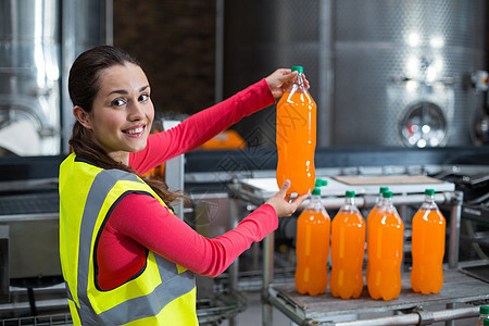 女工厂工人检查一瓶果汁的女工生产线屏幕玻璃女士制造业防护瓶子生活商业职业图片