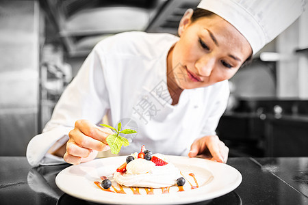 集中女性主厨在厨房中禁食食品帽子制服餐厅工作食物白人头肩职业烹饪叶子图片