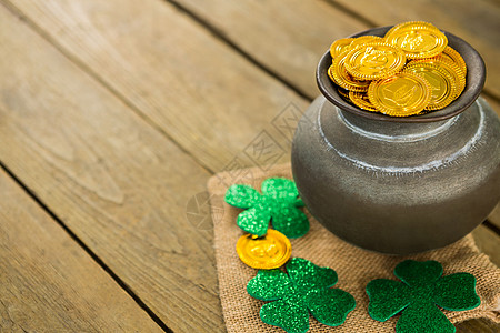 圣帕特里克日杂泥和装满巧克力金硬币的锅图片