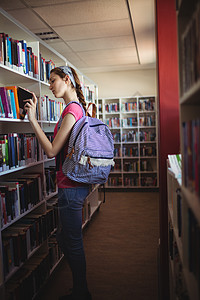 图书馆中女生选择书本沟通学习青年童年闲暇书架文学青春期教育创伤图片