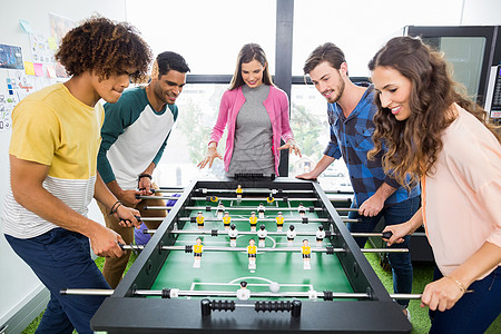 玩桌球的快乐执行官成就战略女性女士工作青年竞赛足球朋友游戏图片