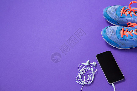 Sneakers 带耳机的移动电话触摸屏营养沟通卫生平板电脑电话团队背景紫色图片