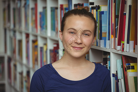 图书馆里笑着微笑的女学生肖像学习女孩智慧青年学生中学智力学校知识女性图片