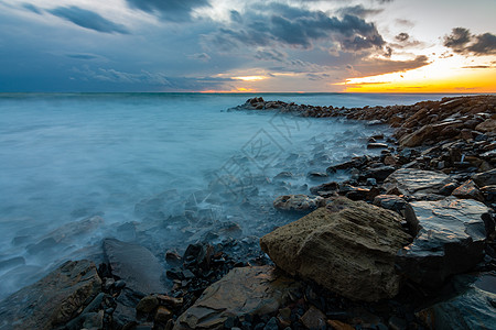 日落时海景 海浪飘上岸图片