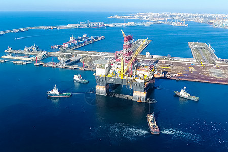 港口的钻井平台 石油平台的拖车运输起重机海景海岸植物船厂钻孔拖船汽油气体图片