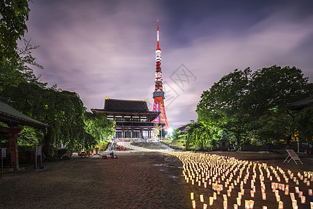 东京夜景月 7 日七夕之夜 用手工制作的和纸宣纸制成的日本灯笼排列成银河形状 照亮了东京铁塔附近增上寺台阶的石头派对蜡烛寺庙运气银河系庆背景