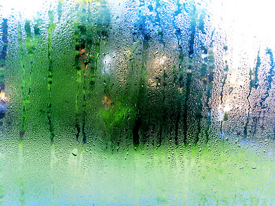 透明玻璃窗上结露 水滴 雨图片