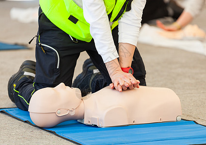 与模拟人员一起进行CPR培训图片