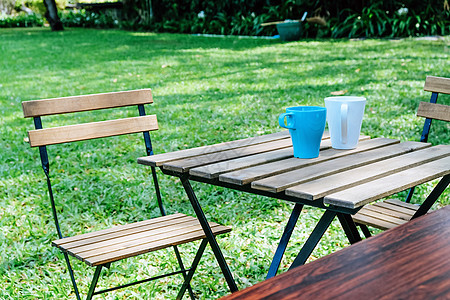 在家里花园里喝茶的时间家具咖啡店房子桌子食物座位杯子饮食草皮植物图片