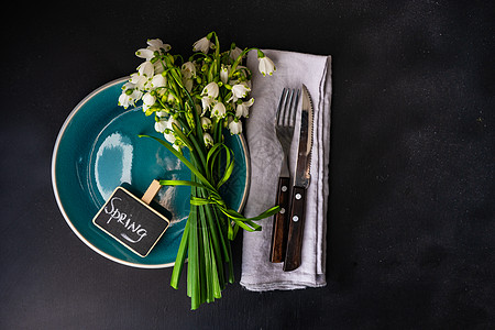 复活节晚宴的餐桌设置环境服务表组黄色乡村框架卡片植物群桌子刀具图片