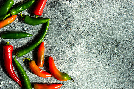 时髦的蔬菜框架用胡椒绿色红色乡村石头香料桌子美食辣椒烹饪食物图片