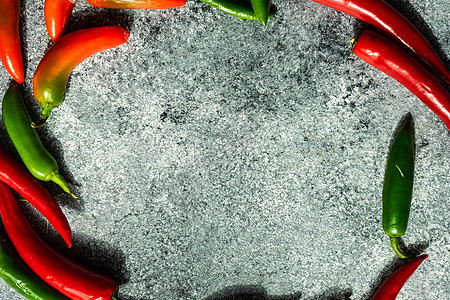 时髦的蔬菜框架用胡椒食物阴影香料辣椒红色桌子烹饪石头乡村绿色图片