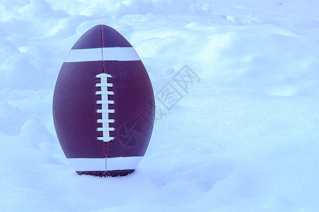 冬季美国足球在雪上打雪图片