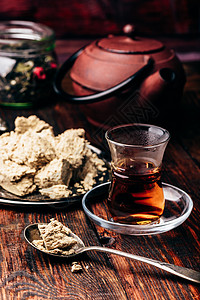 黑茶 咖啡杯和一汤匙的哈尔瓦浆果勺子红茶水果草本植物杯子乡村早餐花草茶匙图片