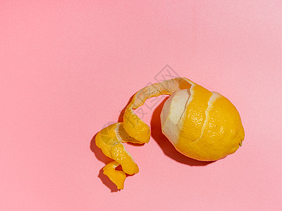 粉红色背景硬光上的柠檬和螺旋果皮强光情调饮食异国潮人食物菜单生活墙纸海滩图片