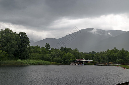 在Dupnitsa镇附近的Rila公园的雨天看到有人造湖 有住所和船只栅栏公园海浪环境庇护所衬套曲线角落森林天气图片