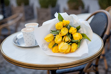 黄色郁金香花束 在木制桌子上加咖啡杯婚礼叶子乡村花朵礼物庆典咖啡木头安全木板图片