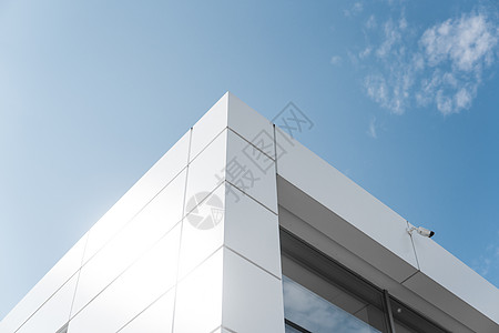 具有白色铝立面和铝板的建筑与蓝天相映成趣仓库盘子公司天空商业职场玻璃技术材料金属图片
