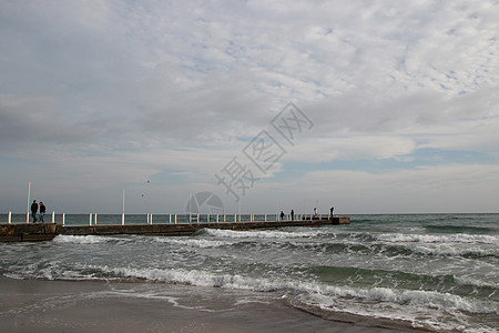 多云天气 金色的沙滩 波浪和泡沫 在沙滩上的阴天 美丽的沙滩全景 海滩和海浪与阴沉的天空白云长廊日光建筑地标城市蓝水地平线假期旅图片