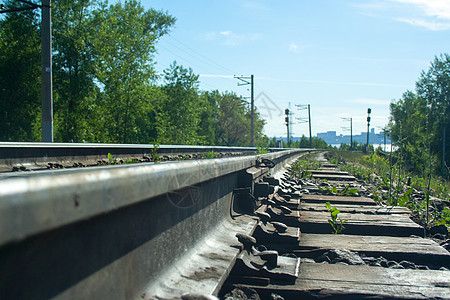 铁路通向遥远的距离旅游森林岩石晴天树木技术旅行车站天空运输图片