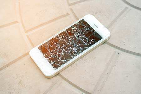 侧视图损坏的电话商业疏忽手机碎屏触摸屏玻璃沥青地面屏幕破坏图片