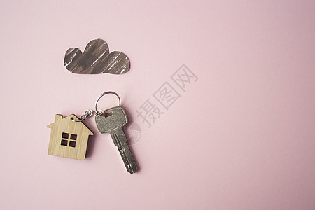房子钥匙木屋和钥匙上方的纸彩云生活投资广告玩具住宅财产销售木头抵押建筑背景