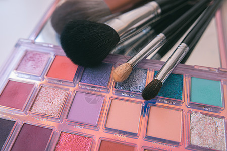 化妆化妆品工具产品郁金香空间腮红香粉眼影桌子刷子美容女性图片