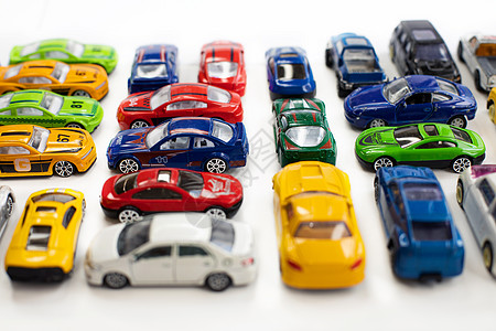 不同颜色的玩具车在白色背景上排列团体驾驶腐蚀汽车运输鸟瞰图赛车童年铁皮活动图片