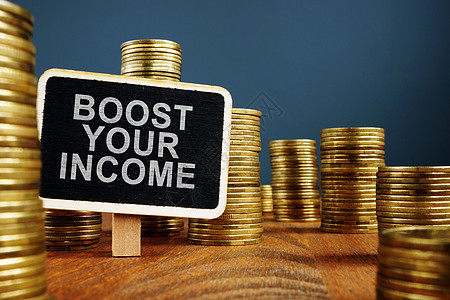 提升你的收入概念 堆满硬币和木板图片