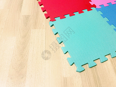由彩色块组成的软橡胶垫在木地板上相互交叉房子正方形婴儿厚度组装新生地板风格家庭生活游戏室图片