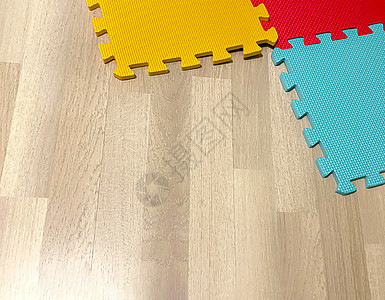 由彩色块组成的软橡胶垫在木地板上相互交叉操场瑜伽橡皮新生组装装饰家庭生活正方形地板孩子图片