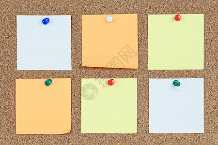 纸板和纸条黄色空白红色备忘录笔记别针公告白色软垫广告牌图片