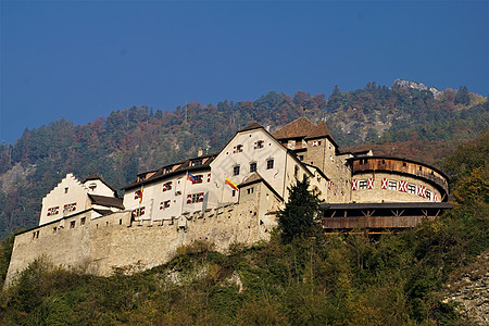 瓦杜兹城堡的景象 登在一座山丘上图片