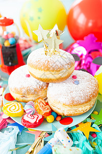 有很多糖的美味甜甜圈气球派对邀请函纸屑新年乐趣孩子们生日狂欢庆典图片